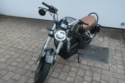 HORWIN CR6 je elektrická mestská motorka v mestskom prostred – náhľad 1