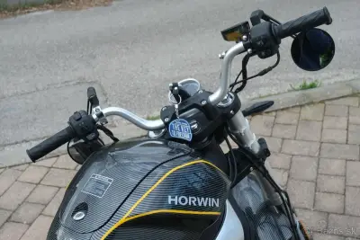 HORWIN CR6 je elektrická mestská motorka v mestskom prostred – náhľad 3