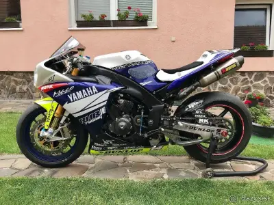 YAMAHA R1 SUPERBIKE – náhľad 1