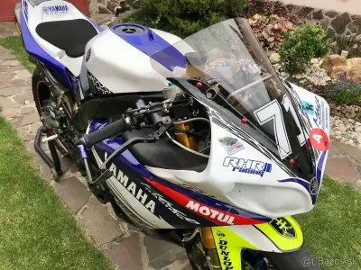 YAMAHA R1 SUPERBIKE – náhľad 3