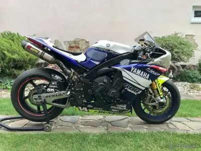 YAMAHA R1 SUPERBIKE – náhľad 4