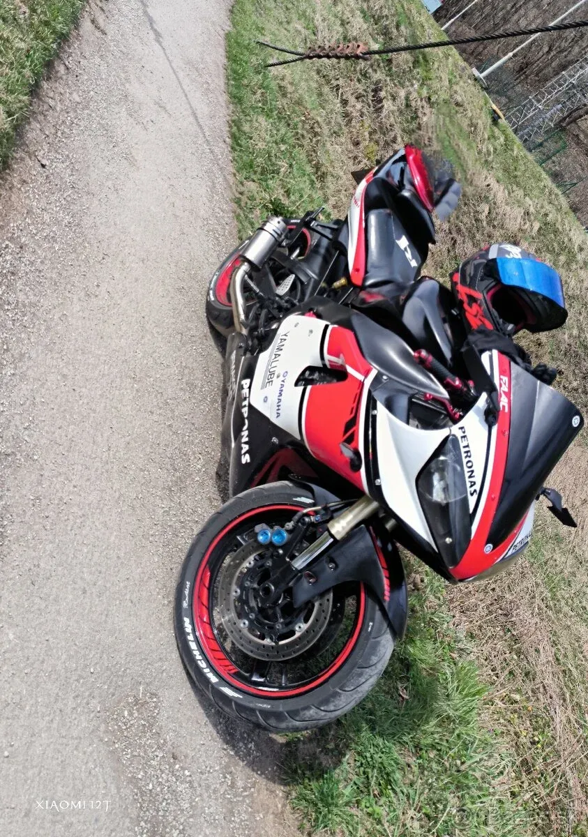 Yamaha r1 - foto 1