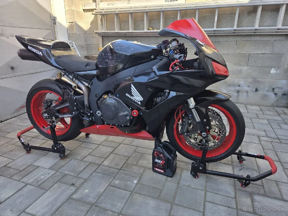 Honda CBR 1000RR - foto 1