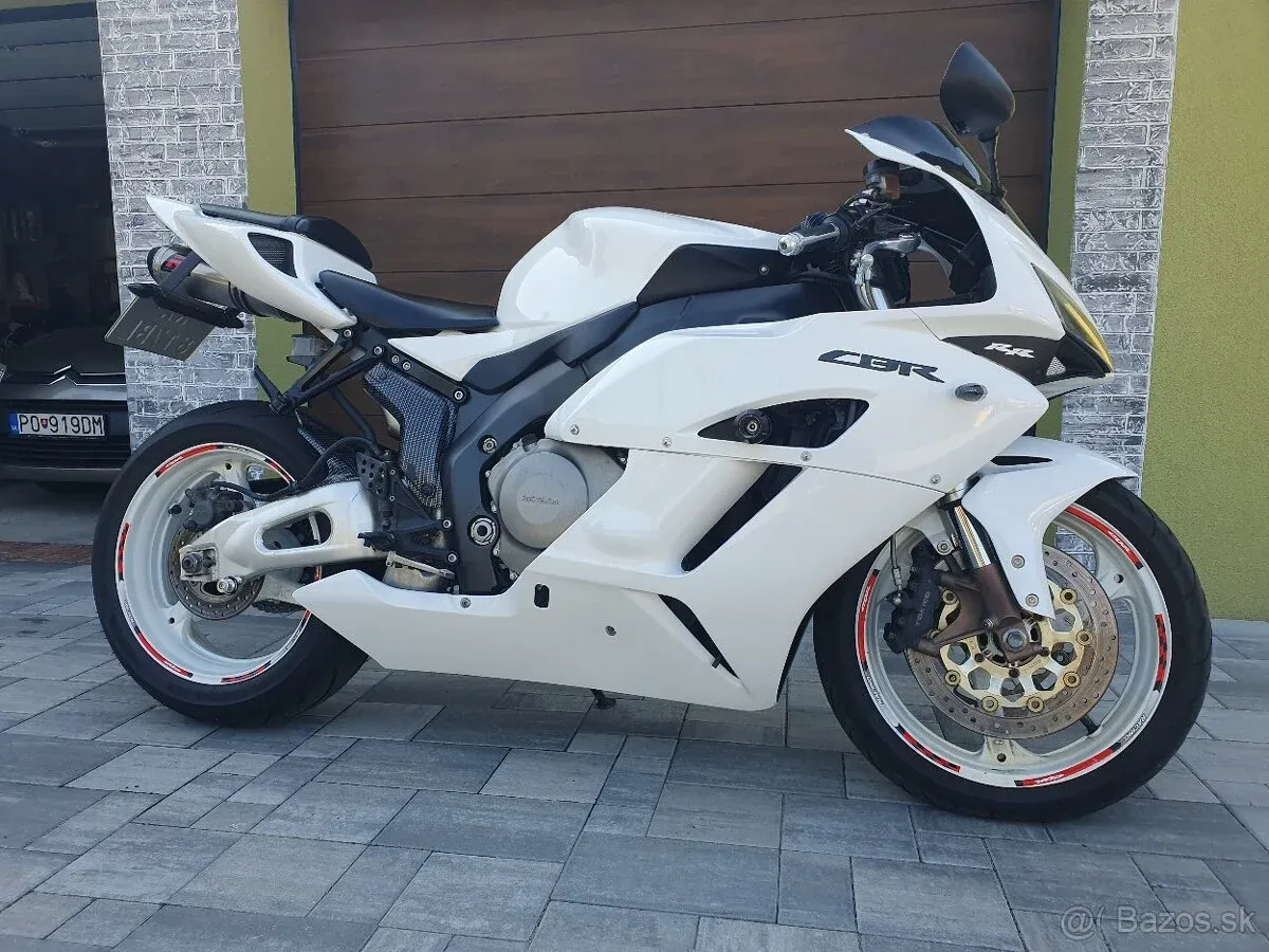 Honda CBR 1000rr - foto 1
