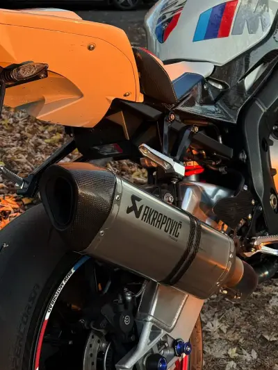 BMW S1000RR – Akrapovič, karbon, top stav – náhľad 3