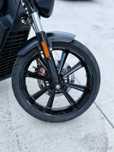 Indian Scout Rogue black s výfukmi Jekkil&Hyde – náhľad 8