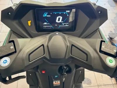 Skúter MAXON OPTIMUS 125 - zelený, Digital Cockpit / SKLADOM – náhľad 3