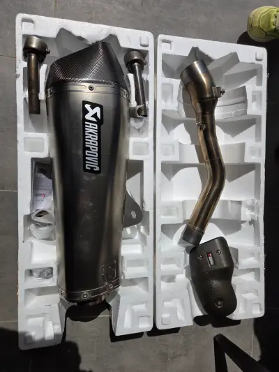 Ladený výfuk Akrapovic na Triumph Tiger 800 – náhľad 3