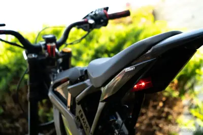 Surron Light Bee X - EBMX Špeciál - Prerobené 75% Motorky – náhľad 4