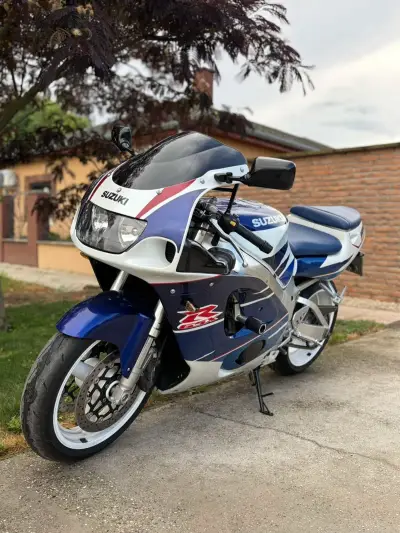 Suzuki gsx -r 750 srad