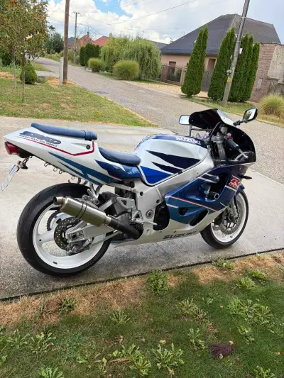 Suzuki gsx -r 750 srad – náhľad 2