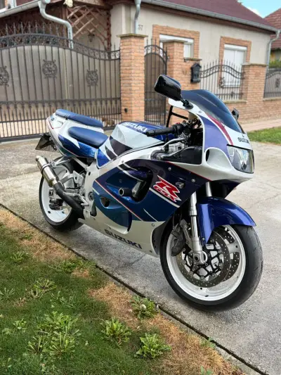 Suzuki gsx -r 750 srad – náhľad 5