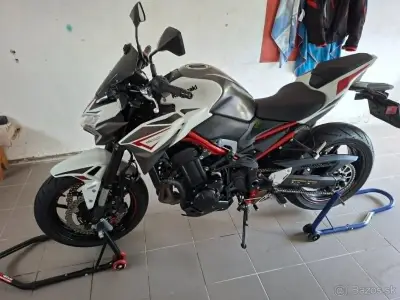 Kawasaki Z900 bielo-červená farba, 2022
