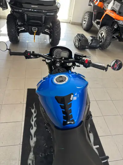 Suzuki GSR 750 – náhľad 4