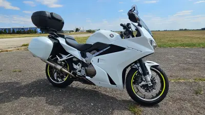 PREDÁM Hondu VFR 800 F (RC80) – 2015, 26 000 km, tri kufre