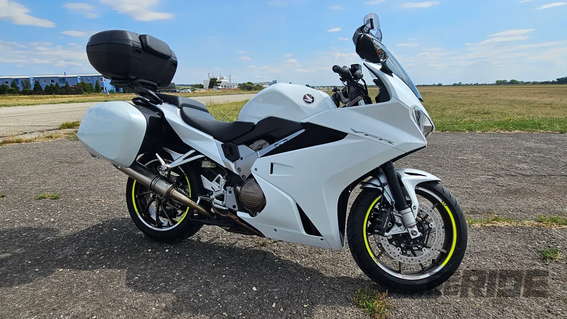 PREDÁM Hondu VFR 800 F (RC80) – 2015, 26 000 km, tri kufre - foto 1